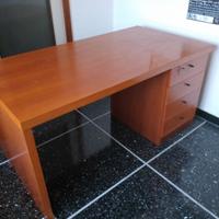 Scrivania in legno.