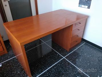 Scrivania in legno.