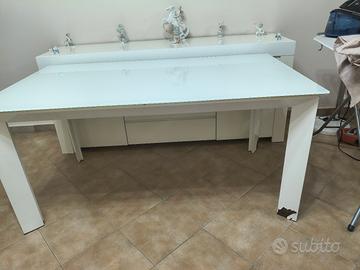 Tavolo bianco lucido con piano in vetro