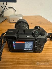 Sony A6700 + Sigma 18-50 f/2.8 + SmallRig – pari a