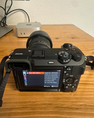 Sony A6700 + Sigma 18-50 f/2.8 + SmallRig – pari a