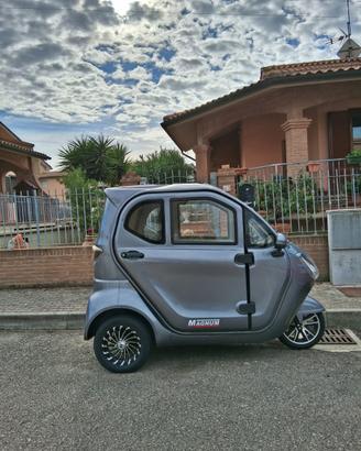 Auto tre ruote elettrica per anziani Magnum Ufo