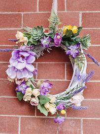 Ghirlande fuori porta e oggetti decorati con fiori