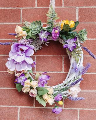Ghirlande fuori porta e oggetti decorati con fiori