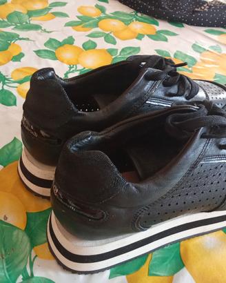 Scarpe sportive in pelle da donne. taglia 40