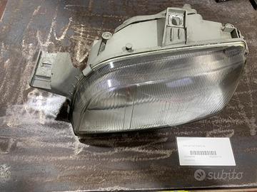 FARO ANTERIORE SINISTRO FIAT Punto Berlina 3P (93>