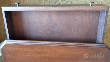 Tavolino in noce stile classino con cassetto