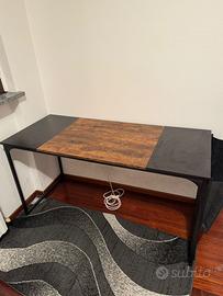 Scrivania comodissima - 140 cm come nuova