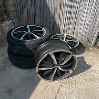 Set di 4 cerchi in lega da 20” (con gomme)