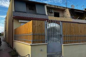 ? Villetta caposchiera indipendente con giardino