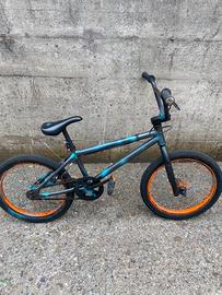 Bmx arancione e azzurra