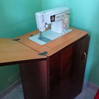 Macchina da cucire Singer elettrica e a pedale.