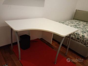 Scrivania, tavolo da lavoro. Forma ergonomica