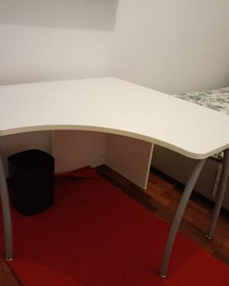 Scrivania, tavolo da lavoro. Forma ergonomica