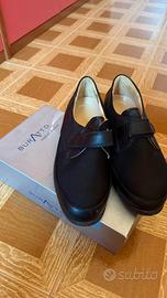 Scarpe nere Buratto con strappo tg 36