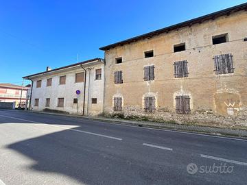 Ampia casa con capannone e terreno