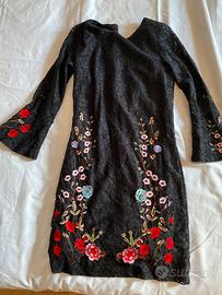 Tubino nero in pizzo con ricami floreali