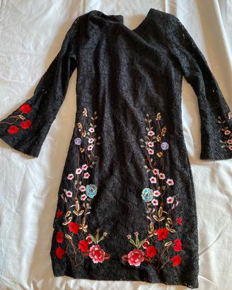 Tubino nero in pizzo con ricami floreali