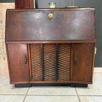 Radio d'epoca con giradischi 