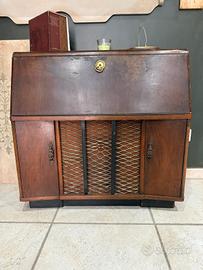 Radio d'epoca con giradischi 