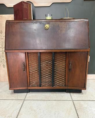 Radio d'epoca con giradischi 