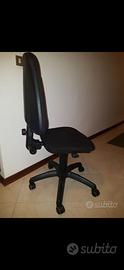 SEDIA DA UFFICIO IMBOTTITA CON ROTELLE. COLORE NER