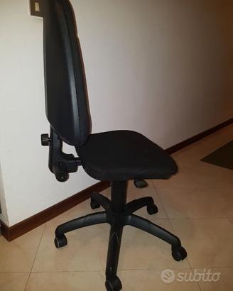 SEDIA DA UFFICIO IMBOTTITA CON ROTELLE. COLORE NER