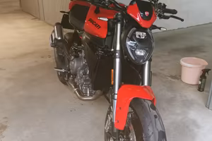 Ducati Monster V2 Plus 2026 rosso
