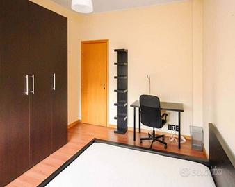 Stanza in appartamento di 196 m² a Milano
