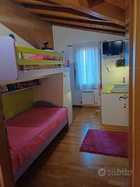 camera con letto a castello e armadi 