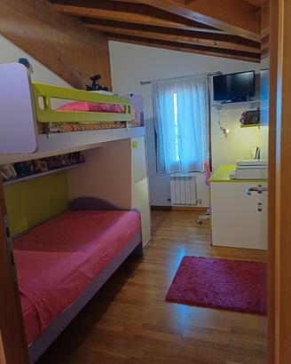 camera con letto a castello e armadi 