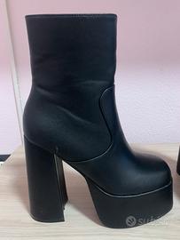 Stivali neri con plateau e tacco alto