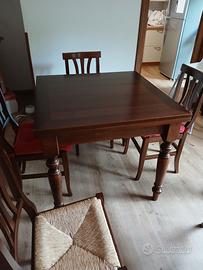 Tavolo da pranzo e sedie