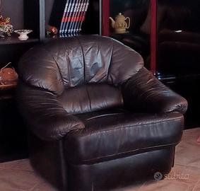 divano e poltrona nero in pelle