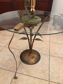Tavolo in vetro e ferro con la sua lampada