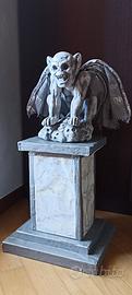 Gargoyle con piedistallo in polistirolo luci led