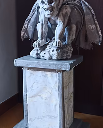 Gargoyle con piedistallo in polistirolo luci led