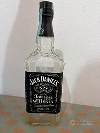 Bottiglia jack daniel’s vuota