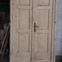 Porta antica a due battenti