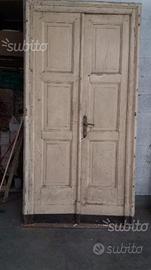 Porta antica a due battenti
