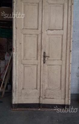 Porta antica a due battenti