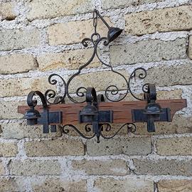 Lampadario in ferro battuto e legno