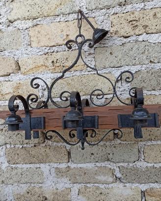 Lampadario in ferro battuto e legno