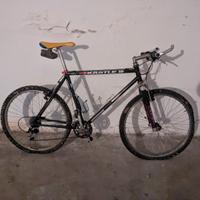 Bicicletta Kastle con ammortizzatori