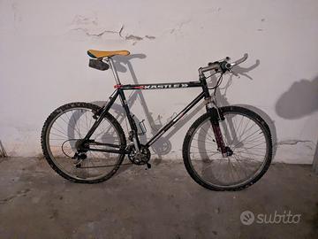 Bicicletta Kastle con ammortizzatori