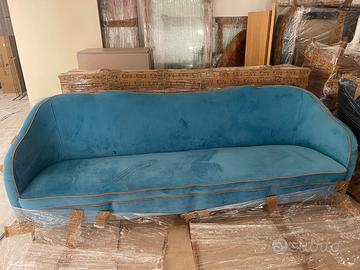 Divano antico azzurro