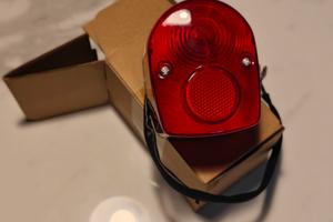 luce posteriore per moto, FMI badge fregio 