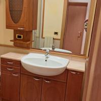 Mobile per bagno in legno con ripiano in marmo