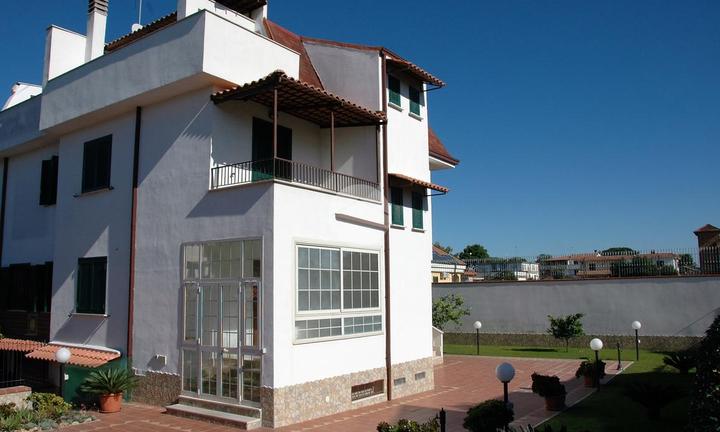 PORZIONE DI BIFAMILIARE A GIUGLIANO IN CAMPANIA