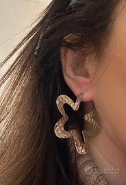 Orecchini di metallo a forma di stella stilizzata